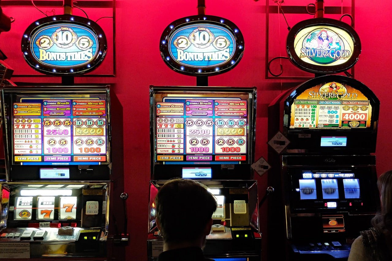4 apk game lobby showing slots and live casino options on a Philippine mobile device